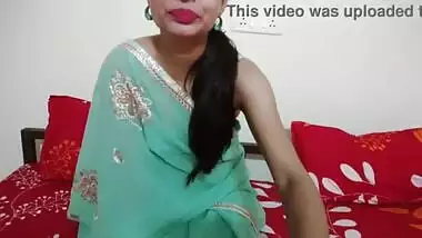 Desi mom DIRTY says on clear hindi how she fucked while studying with big cock