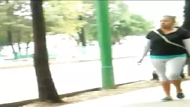 Gorda Culona en licra - se le marca la pucha