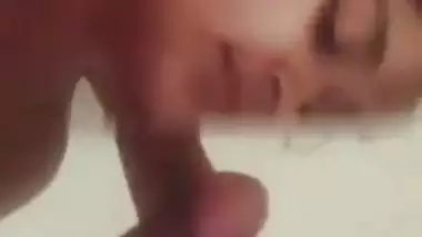 Village lady enjoys deep blowjob and desi chudai