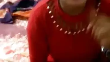 Dude coaxes his cute Desi girlfriend to pose naked for XXX camera