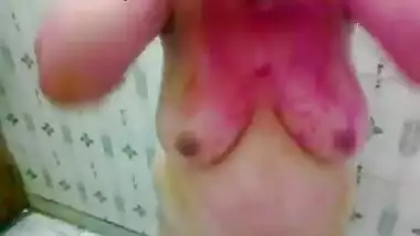 Nangi saali ka color Holi ke baad bathroom me chutaya