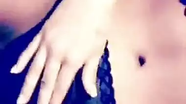 Sexy babe xposing her juicy cunt & tits