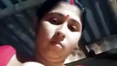Boudi Bibastra MMS Showing Big boobs and Pussy