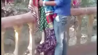 Outdoor Desi mms clip of slim Indian gal caught kissing her lover