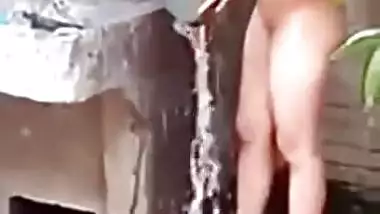 Desi gal washes XXX tits outdoors not knowing she takes part in sex video