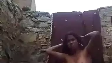 Offensive babe washes her XXX body outdoors being filmed by Desi man