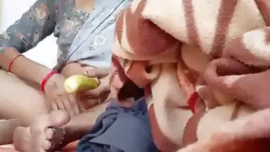 Indian sexy dever ne sakshi bhabi ko apni chut mein kheera dalte dekh liya