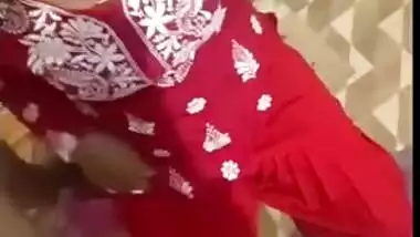 Nasty Desi XXX housewife giving a wet blowjob to her house owner MMS